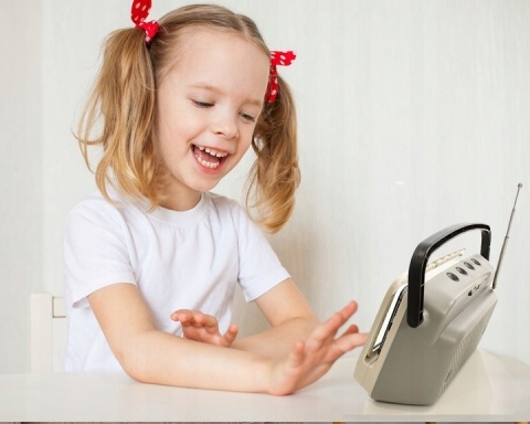Retro Bezprzewodowy Głośnik z Radiem, Powerbankiem i Stojakiem na Telefon