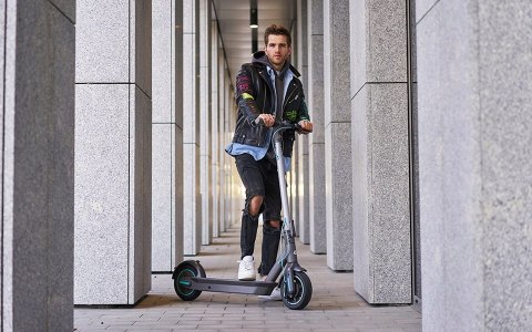 Hulajnoga Elektryczna Motus Scooty 10 700W 15Ah 60Km Ip54 Kierunkowskazy