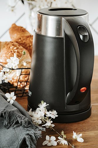Adler AD1372B mały czajnik elektryczny 0,6 l, czarny, 800 W, stalowe wnętrze