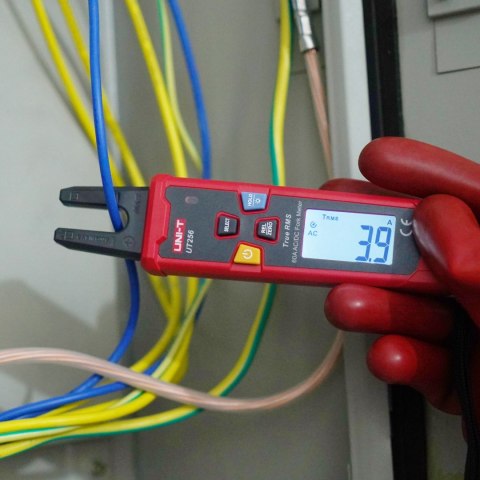 Miernik prądu typu fork Uni-T UT256 — AC/DC do 60 A, True RMS, NCV, REL/ZERO i podświetlany LCD