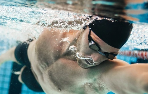 BEZPRZEWODOWE SŁUCHAWKI PRZEWODNICTWO KOSTNE BLITZWOLF IDEALNE DO SPORTU