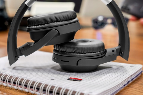 BEZPRZEWODOWE SŁUCHAWKI Z MIĘKKIMI NAUSZNIKAMI KRUGERMATZ WAVES2 MIKROFON