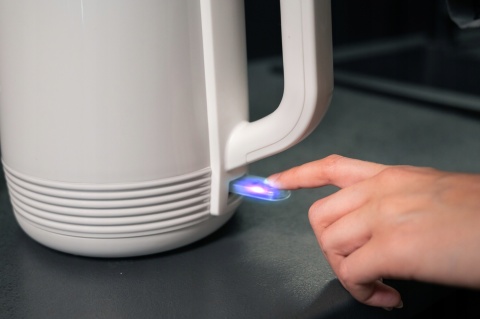 CZAJNIK ELEKTRYCZNY BEZPRZEWODOWY 2200W 2L BIAŁY STALOWY Z 360° PODSTAWĄ