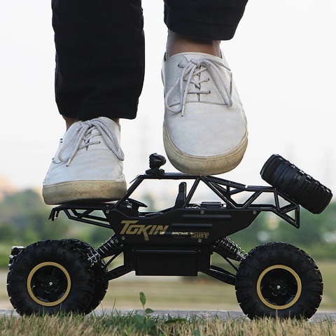 RC AUTO TERENOWE CZARNE 1:16 METAL 4X4, 2 SILNIKI, AMORTYZATORY ANTYKOLIZJA