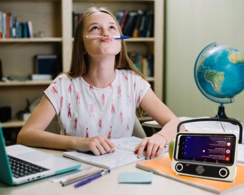 GŁOŚNIK PRZENOŚNY STYL RETRO BEZPRZEWODOWY Z RADIEM, MICROSD, POWERBANK 10W