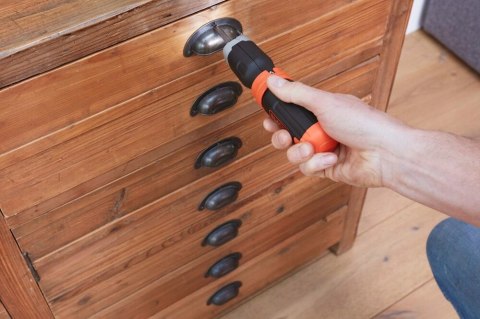 Wkrętak Akumulatorowy Black+Decker 6V 5Nm Led Z Wysuwanym Ramieniem Bcf601c