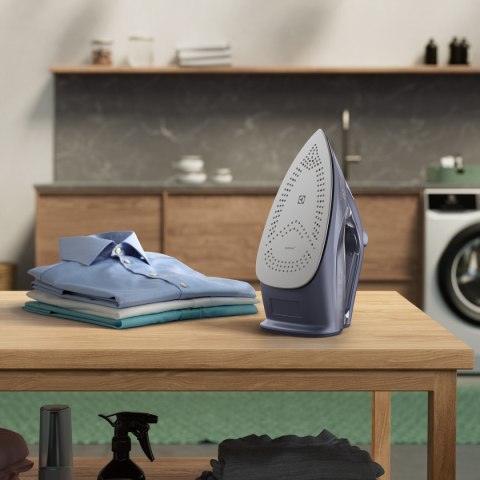 Żelazko Ze Stopą Ceramiczną Mocne Electrolux E6si1-4Mn Do Prasowania W Domu