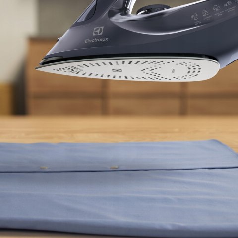 Żelazko Ze Stopą Ceramiczną Mocne Electrolux E6si1-4Mn Do Prasowania W Domu