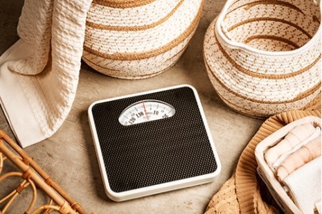 Klasyczna Waga Łazienkowa Mechaniczna Czarna Analogowa 136Kg Prosta Obsługa