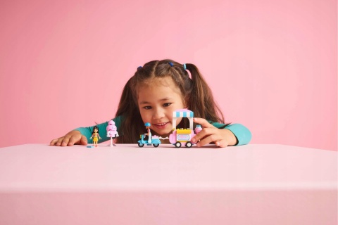 LEGO FRIENDS 42643: STOISKO Z WATĄ CUKROWĄ I SKUTER - ZABAWA I KREATYWNOŚĆ