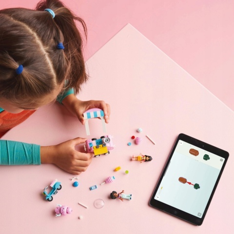 LEGO FRIENDS 42643 STOISKO Z WATĄ CUKROWĄ I SKUTEREM - 110 ELEMENTÓW +6 LAT