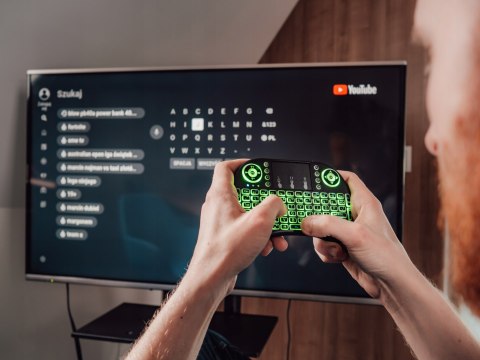Mini Bezprzewodowa Klawiatura Qwerty Z Touchpadem I Rgb Podświetleniem