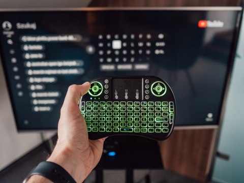 Mini Bezprzewodowa Klawiatura Qwerty Z Touchpadem I Rgb Podświetleniem