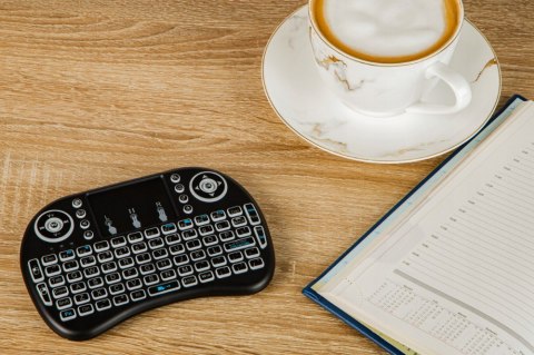 Mini Bezprzewodowa Klawiatura Qwerty Z Touchpadem I Rgb Podświetleniem