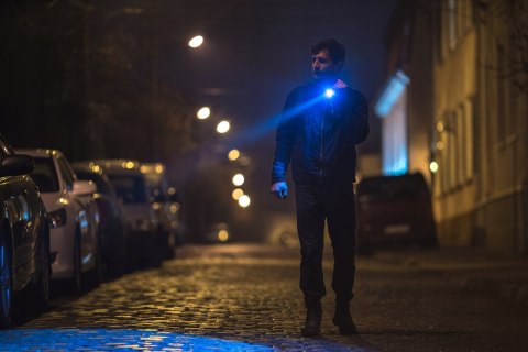 Latarka Taktyczna Wojskowa Mocna Szperacz Cree Xpe Led Zoom Z Uv Aku + Etui