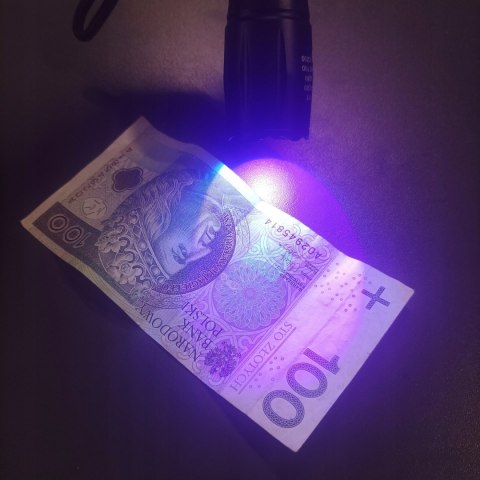 Latarka Taktyczna Wojskowa Mocna Szperacz Cree Xpe Led Zoom Z Uv Aku + Etui